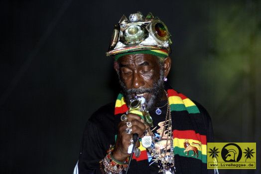 Lee Scratch Perry (Jam) with The White Belly Rats - Back To The Roots Festival, Elbufer, Dresden 16. Juli 2005 (19).jpg